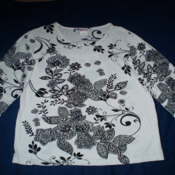 SIZE: MEDIUM~WHITE/BLACK FLORAL PRINT..3/4 SLEEVE~KNIT TOP~MINT CONDITION - Picture 2 of 7